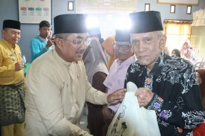 Bupati Tanjab Barat Serahkan 297 Paket Sembako di Kampung Nelayan