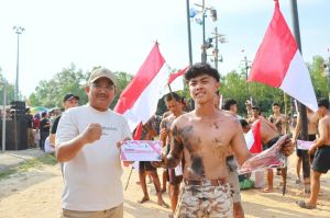 Bupati Tanjab Barat Anwar Sadat Buka Lomba Panjat Pinang, 60 Batang Disiapkan untuk Warga