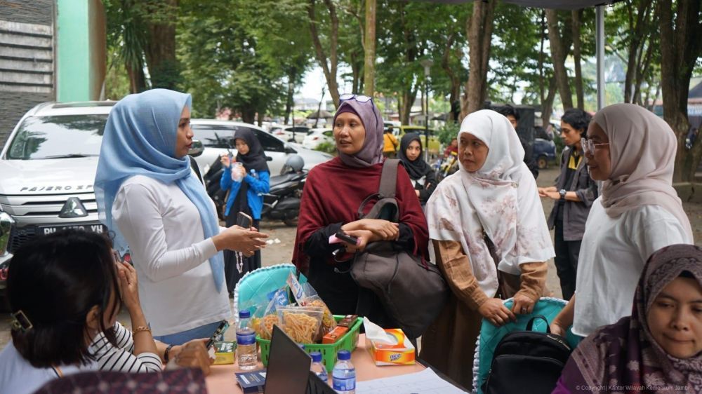 Foto : Kabid Pelayanan HKI Diana Yuli Astuti (kiri) Pada Pameran Mobile Intellectual Property Clinik Waktu lalu.