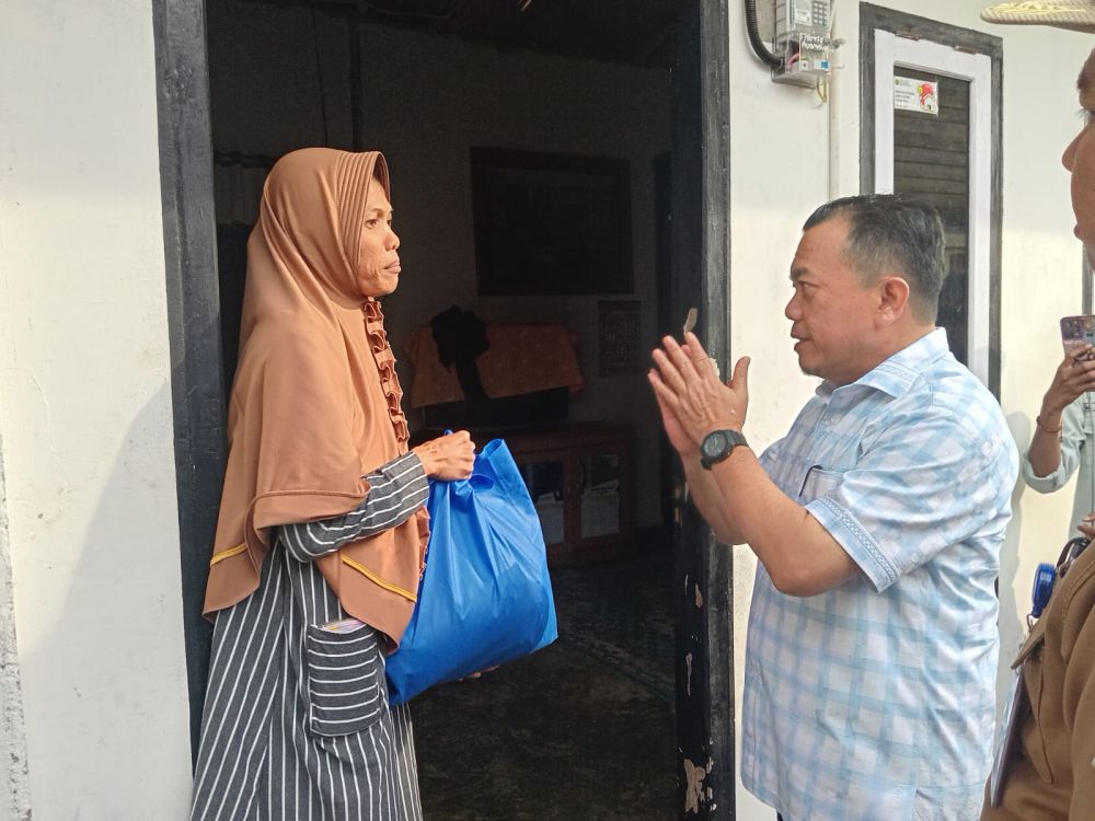 Ketua DPW PAN Provinsi Jambi Al Haris Secara Langsung Mendatangi Rumah Warga dengan Memberikan Bantuan Sembako.