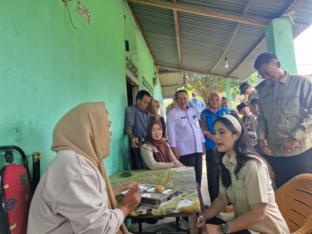 Foto : Ketua TP-PKK Provinsi Jambi Hesti (tengah) saat Mendampingi Kunjungan Wamen Ratu Ayu Meninjau Pelaksanaan SPPG Sekaligus Berdiskusi Langsung Kepada Penerima Manfaat MBG di Jambi.