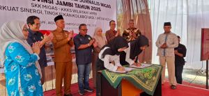 Dua Pelajar dari Tanjabbar Terima Beasiswa - THR Selama Kuliah di Universitas Akamigas Palembang