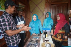 Hesti Apresiasi Inovasi Rumah Kreatif Nekno dalam Pemanfaatan Limbah Sawit 