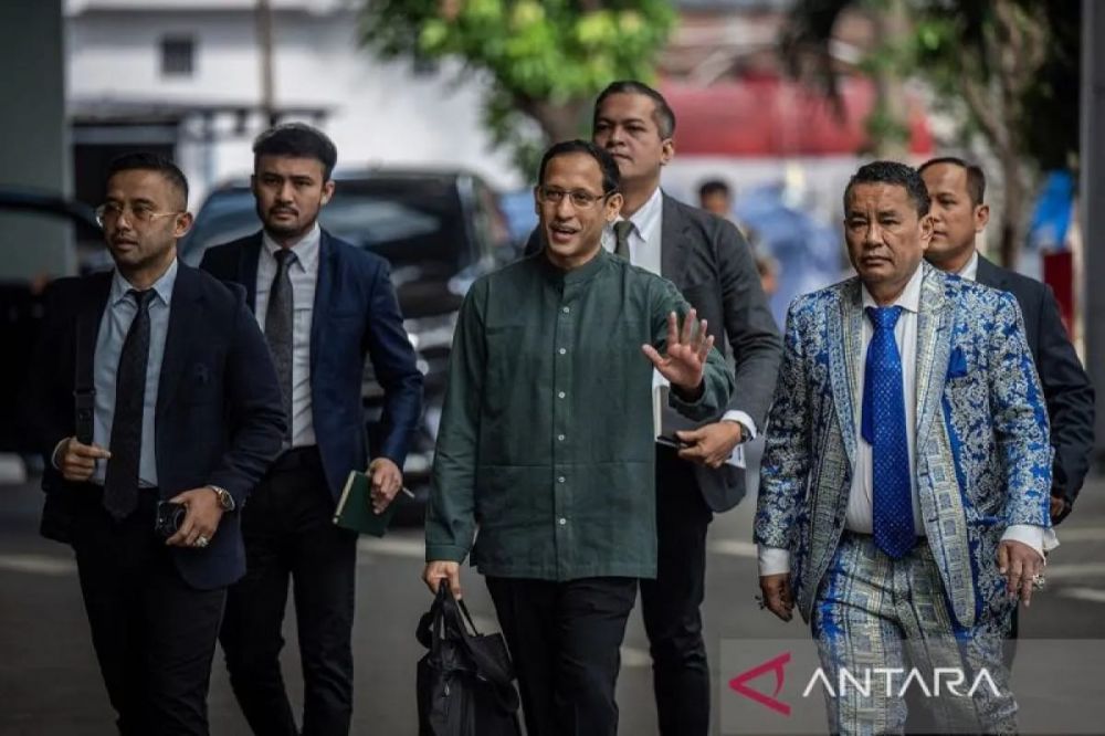 Mantan Menteri Pendidikan, Kebudayaan, Riset dan Teknologi (Mendikbudristek) 2019-2024 Nadiem Makarim (ketiga kiri) didampingi kuasa hukum Hotman Paris (kedua kanan) menyapa wartawan saat berjalan menuju ruang pemeriksaan di Jampidsus, Kejaksaan Agung, Jakarta, Kamis (4/9/2025). ANTARA FOTO/Bayu Pratama S./rwa/am.