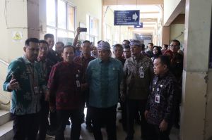 Wamen PAN-RB Cek Renov Ruang Tunggu RSUD Raden Mattaher, Gubernur : Masih Banyak yang Perlu Dibenahi