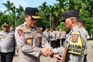 Kapolda Jambi Beri Penghargaan ke Bhabinkamtibmas yang Berprestasi