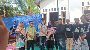 Penerima Bedah Rumah Kegirangan, Tenteng Stryofoam Kunci Ketinggalan ke Kabid Perkim : Foto Pak