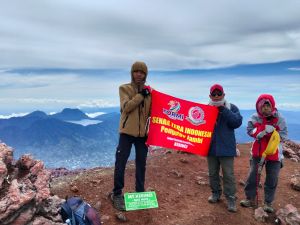 Tetap Aktif dan Bugar, Pendaki Kibarkan Bendera STI di Puncak Gunung Kerinci