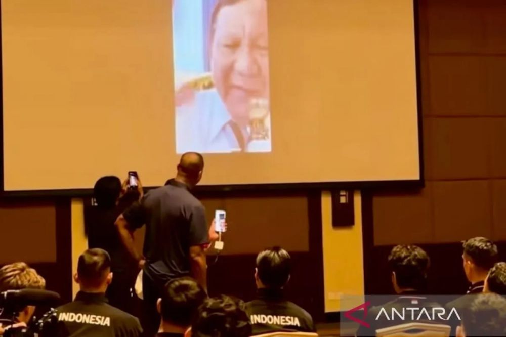 Presiden Prabowo Subianto menelepon Tim Nasional Sepak Bola Indonesia melalui sambungan video telekonferensi, Rabu (8/10/2025) menjelang laga Indonesia melawan Arab Saudi dalam Kualifikasi Piala Dunia 2026 Zona Asia Grup B di Stadion King Abdullah Sports City, Jeddah, Kamis (9/10/2025) dini hari. ANTARA/HO-Dokumentasi Erick Thohir.