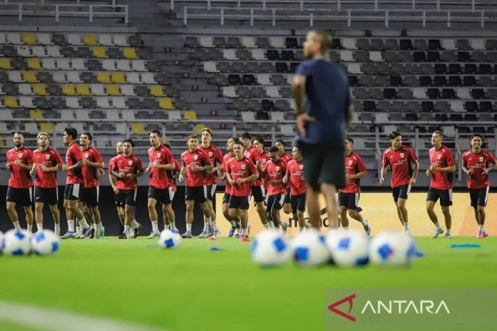 Arsip foto - Pesepak bola Timnas Indonesia mengikuti latihan resmi jelang pertandingan Fifa Matchday di Stadion Gelora Bung Tomo, Surabaya, Jawa Timur, Kamis (4/9/2025). ANTARA FOTO/Rizal Hanafi/agr/am.
