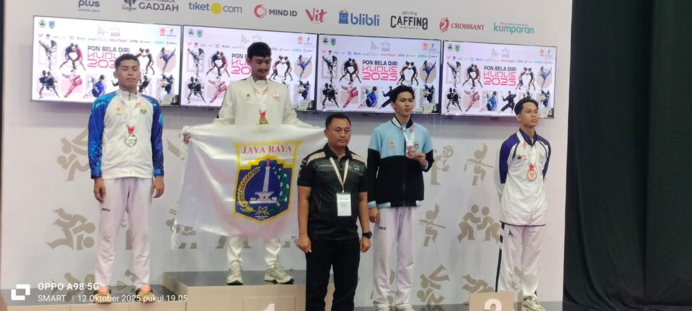 Foto : Penyerahan Medali Kepada Atlet Taekwondo Jambi di PON Jateng.