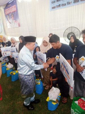 Al Haris Kembali Serahkan Bantuan Bedah Rumah, Kali Ini Tepat di HUT Bungo