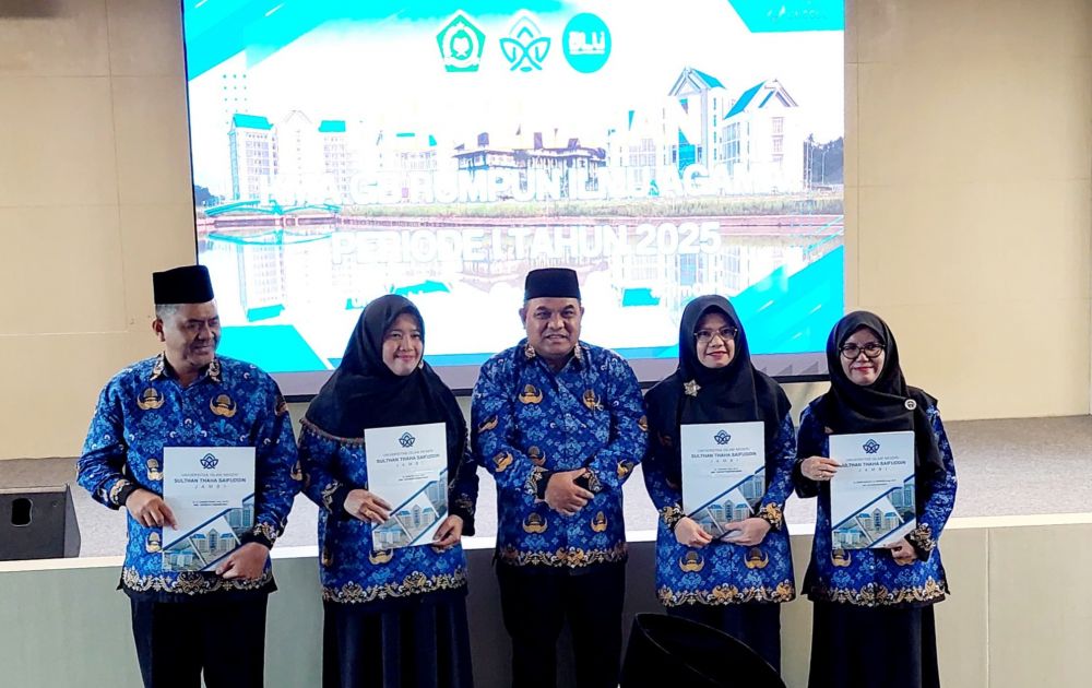Foto : Rektor UIN STS Jambi Prof Kasful Anwar Bersama Empat Dosen Penerima Gelar Guru Besar/vi/afm.