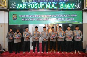 Brigjen Pol M Mustaqim Serahkan Mushaf Al-Quran Kepada PNNP Polda Jambi Jajaran