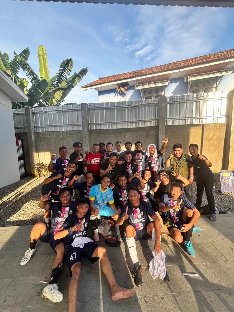 Foto : Dir RSJD Kol HM Syukur Jambi Drg Iwan Hendrawan MARS Saksikan Pertandingan dengan Memberikan Semangat Kepada Tim.