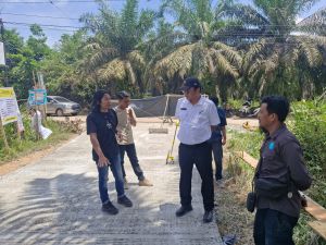 Kabid Perkim Dalam Pekerjaan Jalan Beton : Ketelitian Teknis Setara Merawat Bayi Baru Lahir