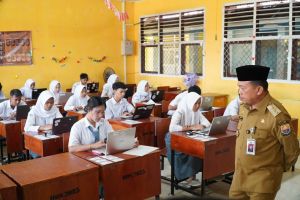 Al Haris Tinjau Pelaksanaan TKA di SMAN 8 dan SMKN 1 Kota Jambi 