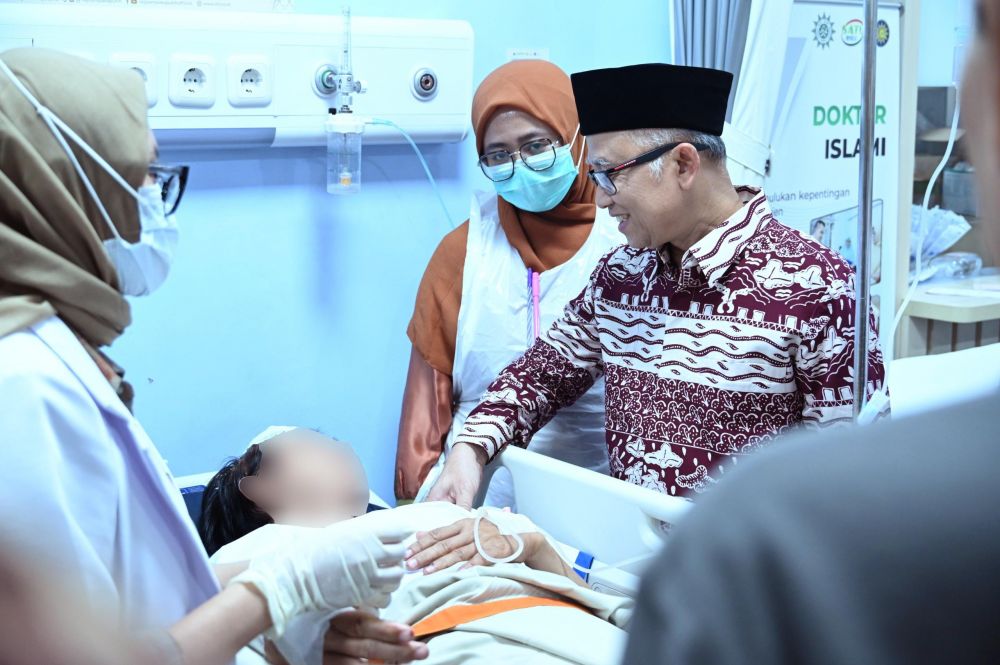Foto : Wamendikdasmen Saat Membesuk Para Korban Ledakan SMA 72, Jakarta.
