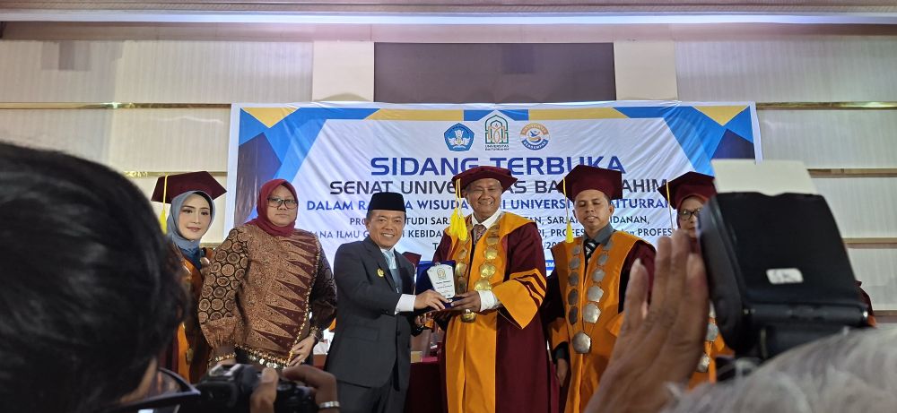 Foto : Penyerahan Plakat Rektor UBR Jambi Dr Filius Chandra kepada Gubernur Jambi Al Haris di Sidang Terbuka Senat UBR Dalam Rangka Wisuda KE-III, Prodi Sarjana Keperawatan, Kebidanan, Ilmu Gizi, D III Kebidanan, D III Fisioterapi dan Profesi Bidan Tahun Akademik 2025-2026, Sabtu (15/11/2025).