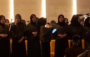 Tangis Pecah di Wisuda UBR Jambi : Paduan Suara Menangis, Kenang Ayah-Ibu dari Puisi Penutup Acara