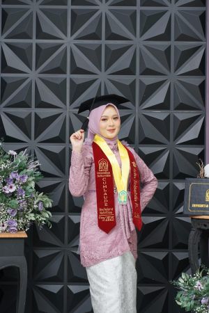 Aulia Salsabila Raih Prediket Cumlaude, Persembahan di Wisuda Untuk Orangtua - Almamater