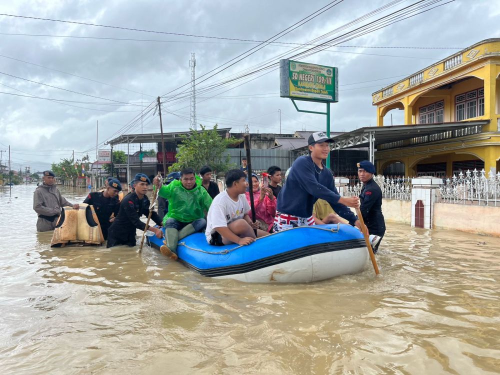 Foto : Personel Sat Brimob Evakuasi Korban Banjir.