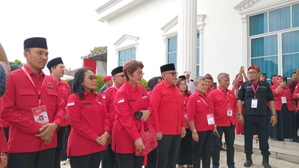 Foto : Ketua PDI Perjuangan Provinsi Jambi Edi Purwanto Saat Menyambut Sekjen DPP PDI Perjuangan Hasto beserta Rombongan di Gedung Putih, Telanaipura.