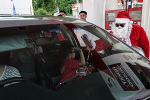 Pertamina Hadirkan Sinterklas di SPBU Pertamina Manado, Pelanggan Rasakan Natal yang Berbeda