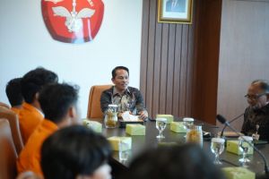 Komitmen Kemanusiaan : Rektor UNJA Serahkan Beasiswa Bagi Mahasiswa Terdampak Bencana Sumatera