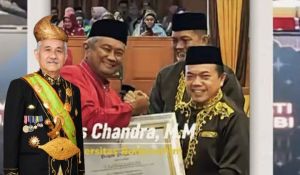 dr H.Fadlan Maalip Dianugerahi Penghargaan Maestro Pendidikan & Pelayanan Kesehatan di HUT Jambi