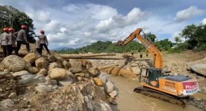 Brimob Jambi Bangun Jembatan Darurat Antar Desa Kampung Tengah Timur dan Padang Landua