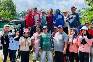 Tak Hanya Kejar Nilai, Mahasiswa UBR Jambi 'Turun Gunung' Goro Bareng Bapak-bapak di Muaro Jambi