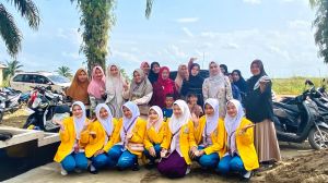 Lawan ‘Silent Killer’, Mahasiswa UBR Ajak Emak-emak Desa Arang-Arang Kenali Deteksi Dini IVA Test