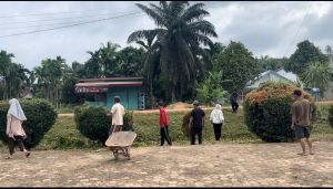 Wujudkan Lingkungan Sehat, Mahasiswa KKN UBR Jambi Gerakkan Budaya Gotong Royong di Desa Ramin