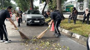 Kajati Jambi Turun Tangan : Tak Cuma Sapu Koruptor, Kini Sapu Jalanan di Depan Kantor