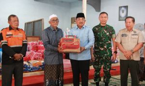 Bupati Anwar Sadat Serahkan Bantuan Kebakaran Asrama Ponpes Albaqiyatus Shalihat