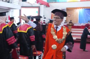 Rektor UNJA Prof Helmi di Wisuda ke-122 : Kembangkan Diri untuk Almamater, Bangsa & Negara 