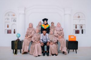 Kisah Inspiratif Munairah : Mahasiswa KIP Kuliah UNJA Taklukkan Keterbatasan - Raih Cumloude