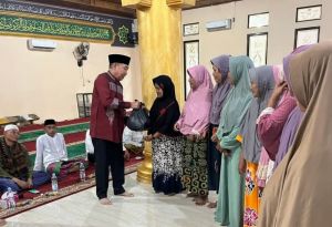 Berkah Ramadhan, Ketua DPRD Tanjab Barat Hamdani Bagikan Sembako di Kampung Baru