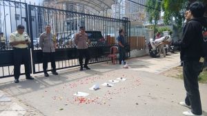 Mahasiswa Tiup Lilin dan Tabur Bunga, Menandai Matinya Kepercayaan ke Bank Jambi