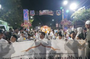 Dihadiri Bupati Tanjab Barat, Ribuan Warga Padati Malam Puncak Festival Arakan Sahur 2026