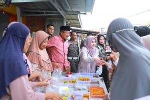 Bupati Anwar Sadat dan Ketua TP PKK Berburu Takjil, Dukung UMKM