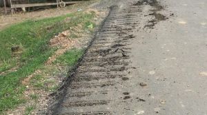 Aspal Simpang Mersam Rusak Tergilas Alat Berat, Pemkab Batang Hari Layangkan Teguran Keras