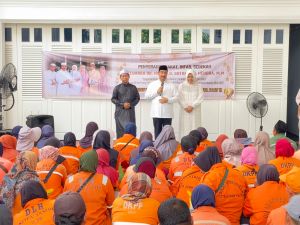 Rutin Tiap Tahun, SAH Salurkan Zakat, Infaq dan Sedekah untuk Pejuang Kebersihan Telanaipura