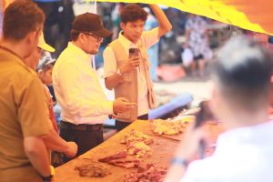 Jelang Idul Fitri, Waka I DPRD Jambi Inspeksi Harga Bapok di Pasar Sengeti