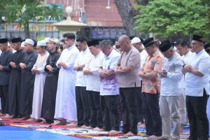 Polda Jambi Gelar Shalat Id Bersama Ratusan Warga Sekitar 