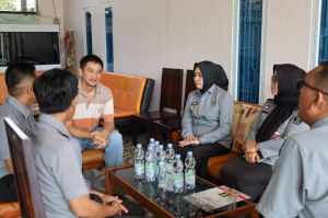 Berikan Kepastian Hukum, Kanwil Kemenkum Jambi Serahkan SK Penegasan Kewarganegaraan RI Andi Alatas