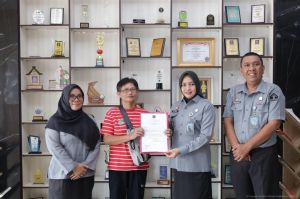 Kanwil Kemenkum Jambi Serahkan SK Kewarganegaraan ke Yanha Dewi Sudirman