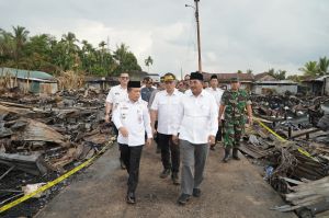 Gubernur Al Haris Salurkan Bantuan kepada Korban Kebakaran di Tanjab Barat
