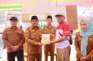 Bupati Anwar Sadat Serahkan Bantuan Kebakaran, Warga Teluk Nilau Dapat Bangkit Lagi